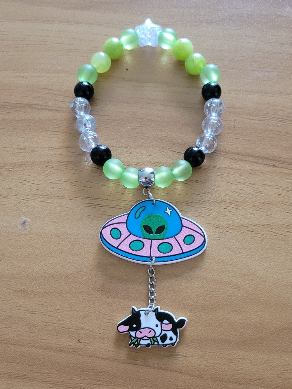 🍁NEW🍁Hand Crafted Green Bead Kids Bracelet with Alien UFO & Cow Charms